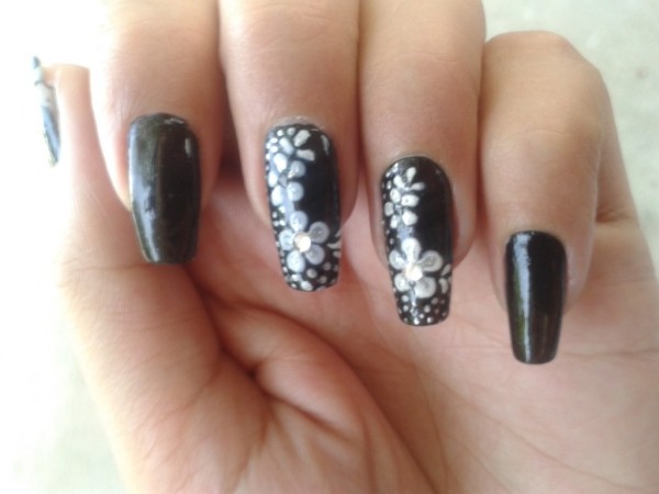 Black-Acrylic-Art-Nails-With-White-Flower-Painting-Style-1024x768